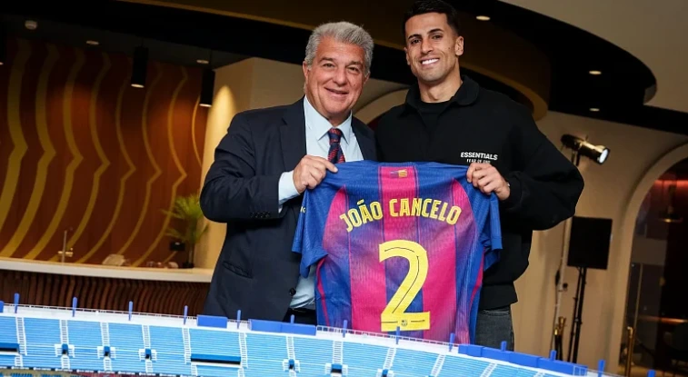 Канселу вернулся: «Барселона» повторно объявила об аренде португальца