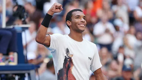 Феликс Оже-Альяссим сохраняет хорошее настроение перед матчем с Синнером