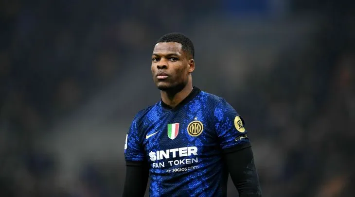 «Манчестер Юнайтед» и «Манчестер Сити» соревнуются за Дюмфриса