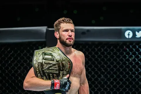 Аллен сразится с де Риддером 18 октября после травмы Эрнандеса