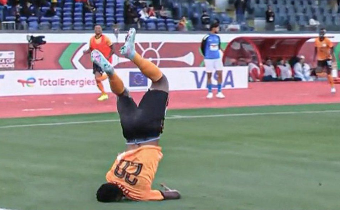 Форвард Замбии Дака приземлился на шею, делая сальто после гола