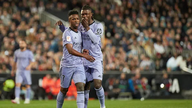 Винисиус и Камавинга посетили матч команды из Вальдепеньяса