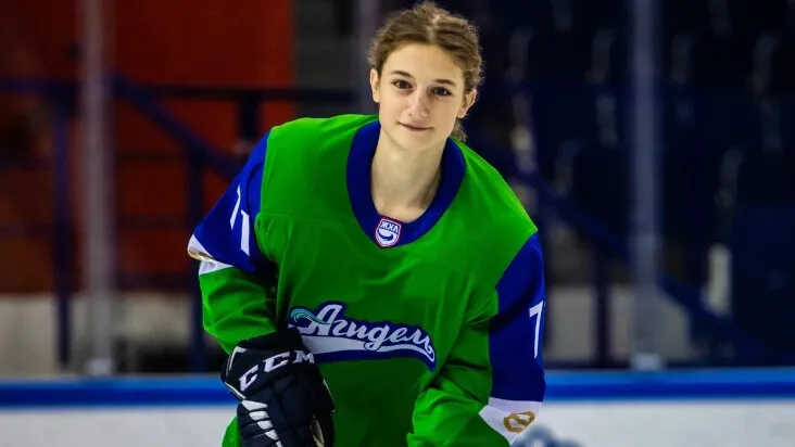 В женском хоккее была заброшена первая в истории шайба в стиле «лакросс»