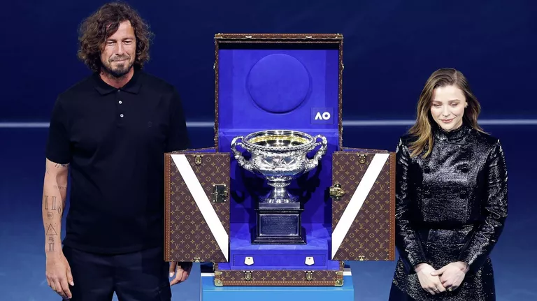 Экс-первая ракетка Сафин представил трофей AO-2026 с актрисой Хлоей Морец
