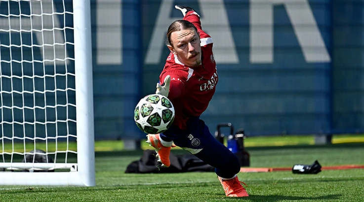 Футболка Матвея Сафонова продана примерно за 246 тыс. рублей