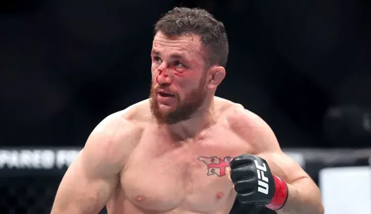Мераба Двалишвили увезли в больницу после боя с Петром Яном на UFC