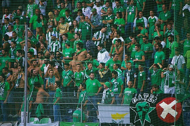 Болельщики кипрской «Омонии» провоцировали киевское «Динамо» флагом России