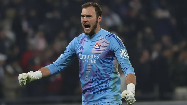 «Лион» ищет замену вратарю Лукасу Перри