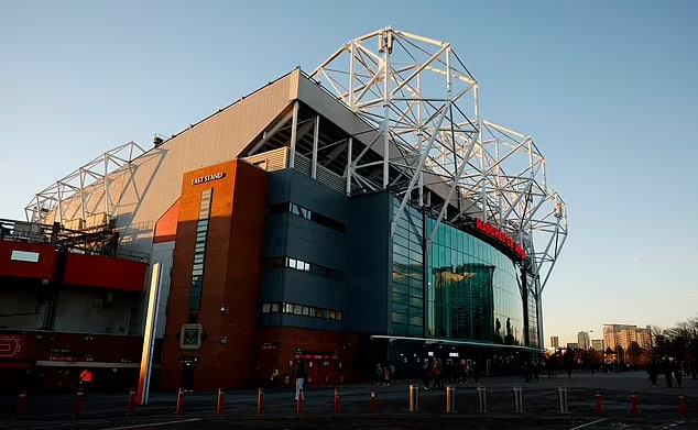 ФОТО: Мыши выбежали на поле «Олд Траффорда» — очередной скандал