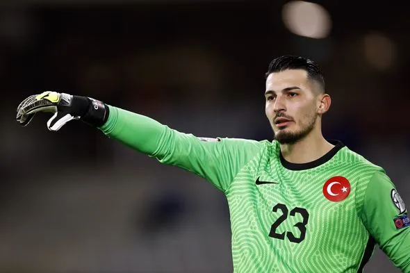 «Галатасарай» приобрел вратаря сборной Турции Угурджан Чакыра