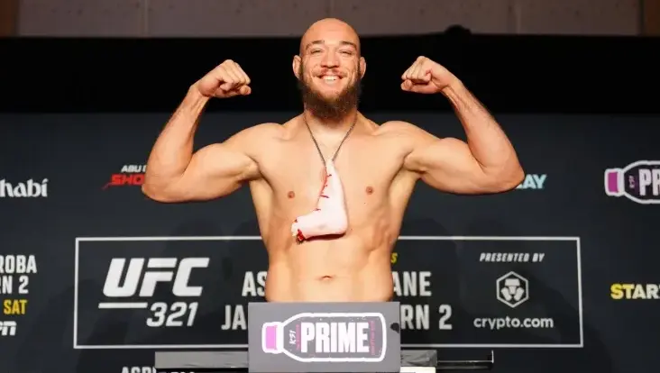 Названы обладатели бонусов турнира UFC 321