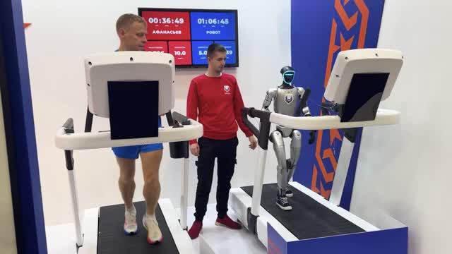 На форуме в Самаре соревнуются бегун и робот — кто быстрее?