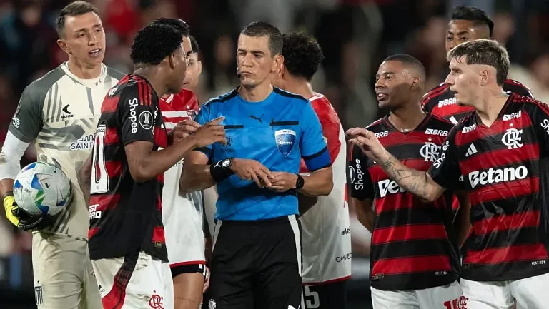 «Эстудиантес» угрожает дисквалификацией в адрес «Фламенго»
