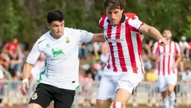 «Расинг» обыграл «Атлетик» со счетом 2-1