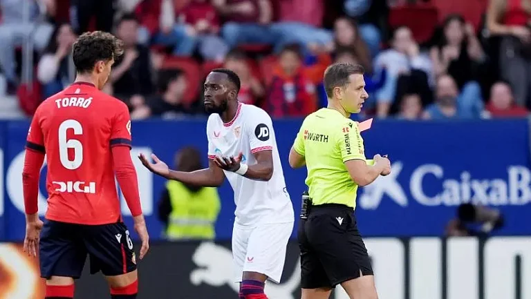 Севилья оспорит красную карточку Лукебакио: «Невозможность доказать намерение»