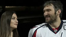 Жена Овечкина позировала с российским флагом у Белого дома