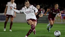 Дубль Руссо вывел  женский «Арсенал» в лидеры WSL после победы над «Вест Хэм»
