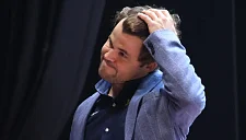 Норвежец Карлсен оттолкнул камеру оператора после поражения от россиянина Артемьева