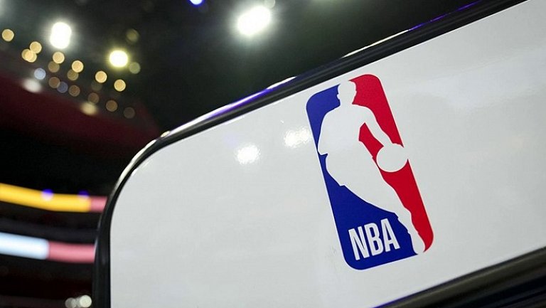 Полное фиаско Рэпторс: Спёрс громят хозяев