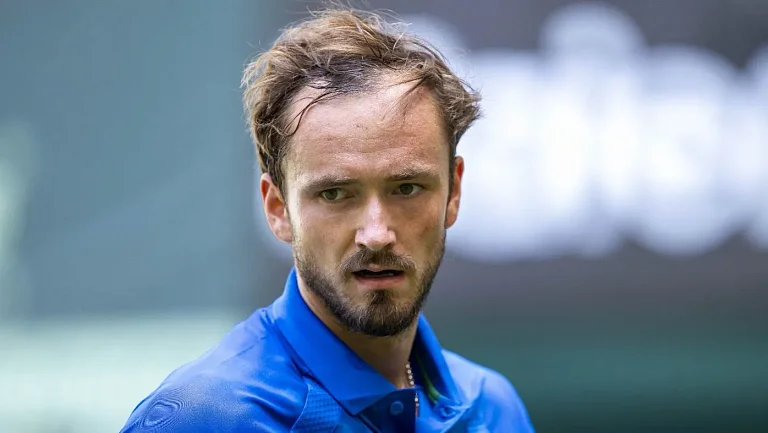 Медведев устроил перепалку с арбитром в матче с Бонзи на US Open