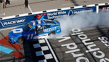 Дэнни Хэмлин принёс Toyota 200-ю победу в NASCAR Cup