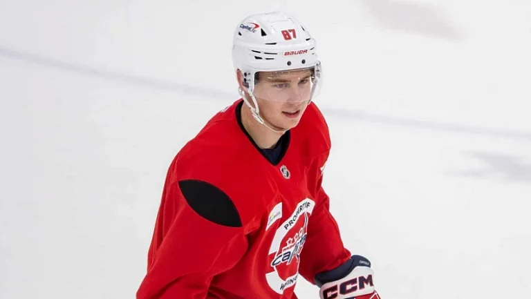 Российский форвард Тринеев впервые сыграет в НХЛ за «Вашингтон»