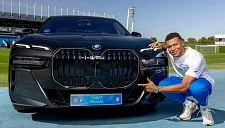 BMW подарил Мбаппе новый автомобиль, но он не может им управлять