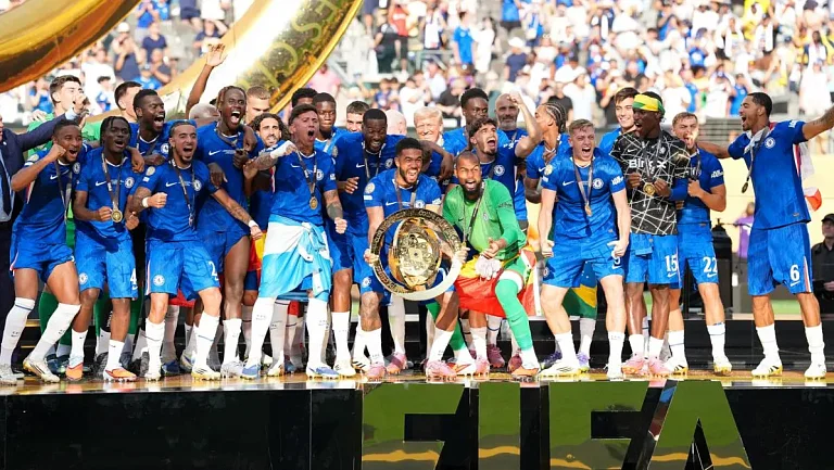 Каррагер раскритиковал «Челси» за «трофей Микки Мауса»