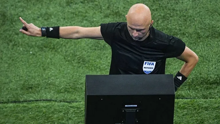 Экс-арбитр Игорь Федотов разобрал спорный эпизод с Зобниным