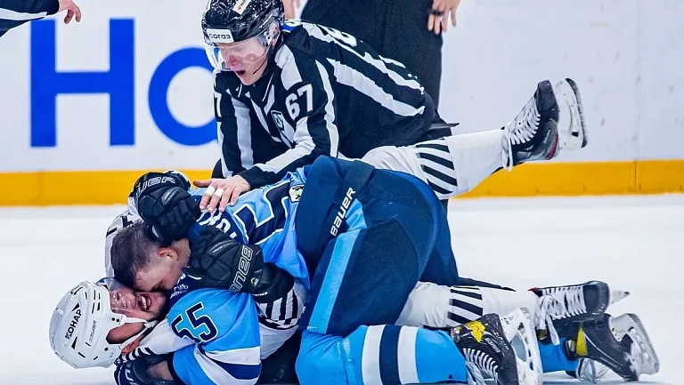 В матче КХЛ «Сибирь» — «Шанхай Дрэгонс» зафиксированы четыре драки