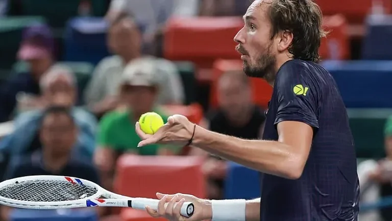 Соперник Медведева пострадал от кровотечения во время матча на Australian Open