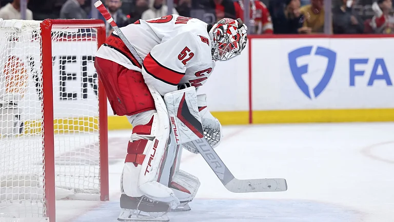 27 сейвов Кочеткова обеспечили «Каролине» победу над «Бостоном»