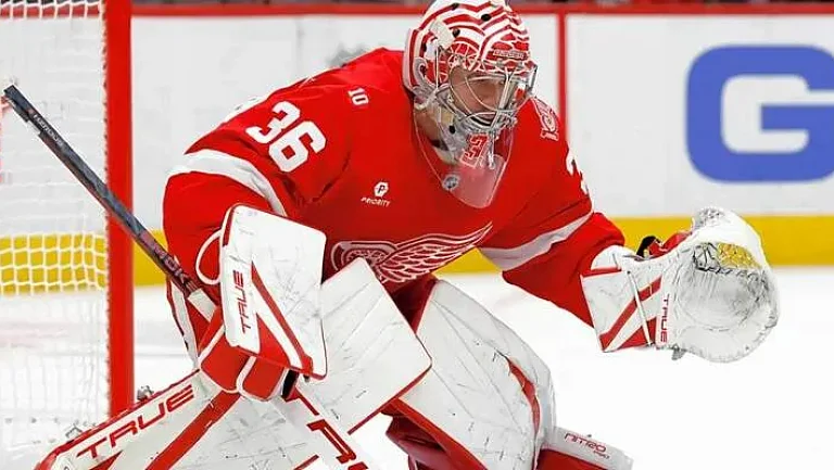 Вратарь «Детройта» Гибсон повторил исторический рекорд НХЛ