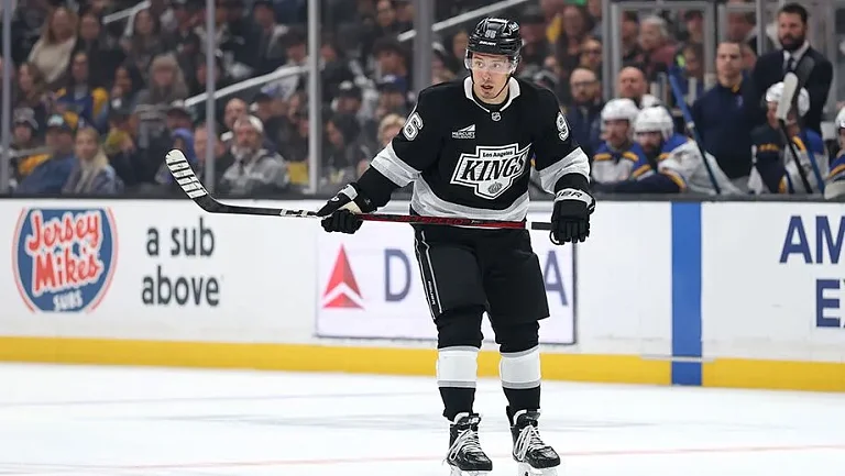 «Лос-Анджелес» проиграл «Колорадо» в стартовом матче сезона