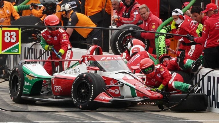 Авария на «Инди-500»: Шварцман сбивает механика и сходит с трассы