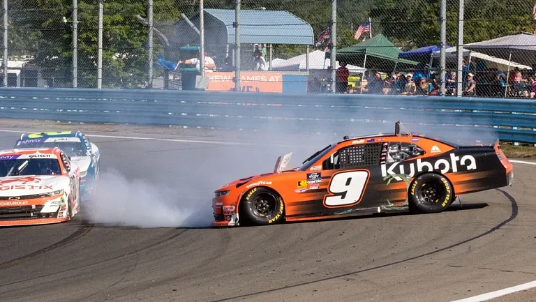 Товарищи по команде JR Motorsports сошлись в борьбе за победу