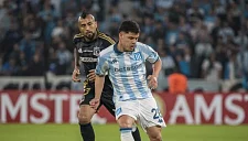 Грубый жест Видаля взбесил трибуны «Расинга» в Буэнос-Айресе