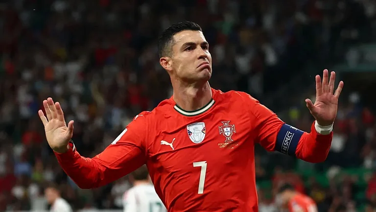 Тренер сборной Португалии объяснил удаление Роналду в матче с Ирландией