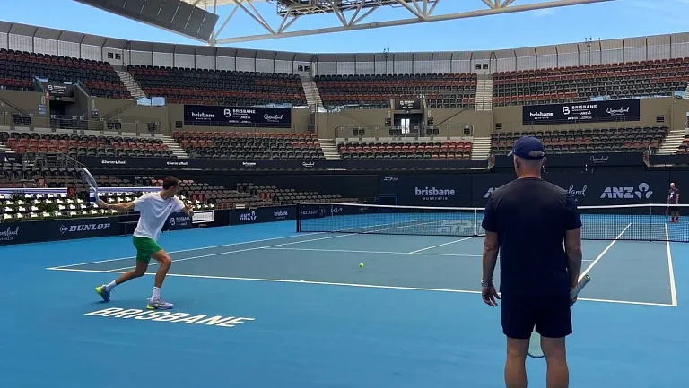 Даниил Медведев провёл первую тренировку на кортах ATP-250 в Брисбене