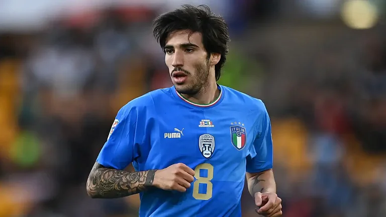 Тонали приносит победу Италии в компенсированное время