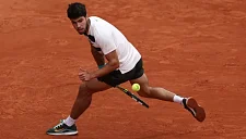 Карлос Алькарас уверенно прошёл во второй раунд на «РГ»