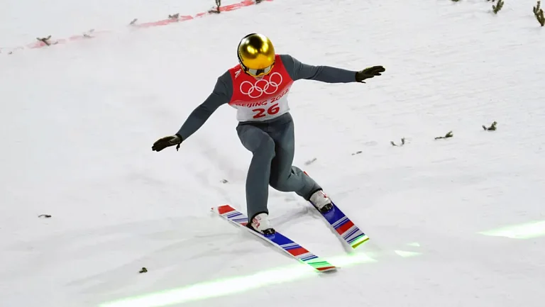 Двум российским прыгунам на лыжах с трамплина предоставили нейтральный статус