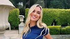 Экс-волейболистка Кайла Симмонс показала себя в коротких шортах