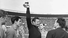 Пономарев осудил Англию за попытку переименовать приз Яшина