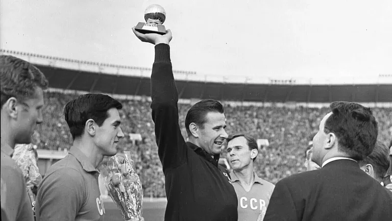 Пономарев осудил Англию за попытку переименовать приз Яшина