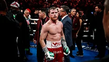 Боксер Альварес изменит стиль для поединка с Кроуфордом