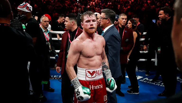 Боксер Альварес изменит стиль для поединка с Кроуфордом