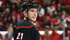 Александр Никишин впервые отличился в НХЛ за «Каролину»