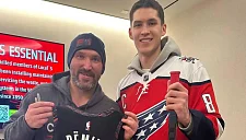 Егор Дёмин обменялся игровым джерси с Овечкиным после матча «Вашингтона»