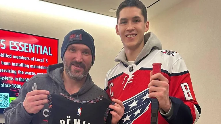 Егор Дёмин обменялся игровым джерси с Овечкиным после матча «Вашингтона»